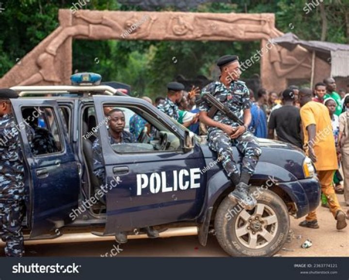 
Bnxn Seen Having An Altercation With Members Of The Nigerian Police In Lagos 
